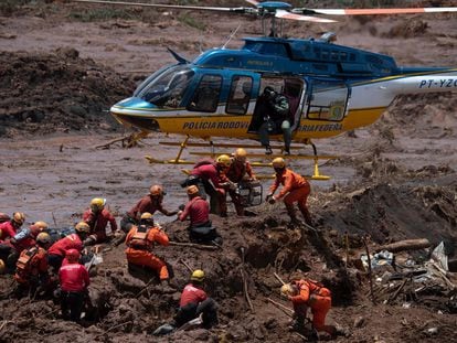 Bomberos buscan víctimas del colapso de la presa el 28 de enero de 2019, en Brumadinho al sureste de Brasil.