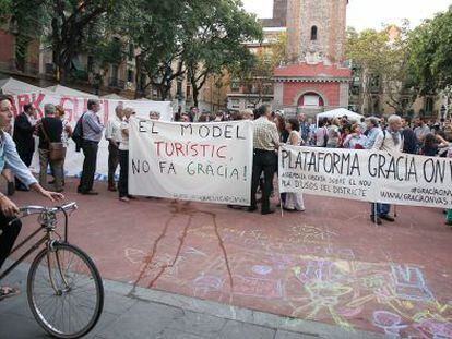 Portesta de un centenar de vecinos de Gr&agrave;cia contra el turismo masivo.