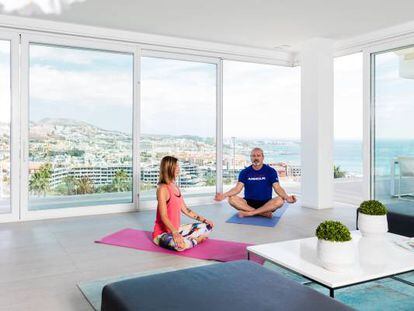 Sesión de yoga en el Baobab Suites de Santa Cruz de Tenerife.
