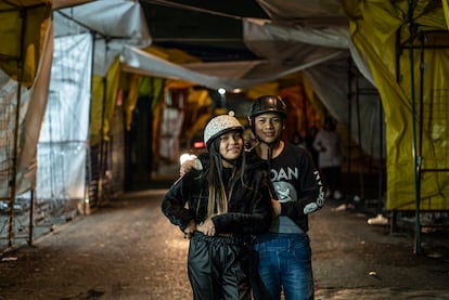 Los habitantes del barrio empiezan a apropiarse de las calles al caer la noche, salen a pasear o buscar algo de comida entre los esqueletos de los negocios vacíos.