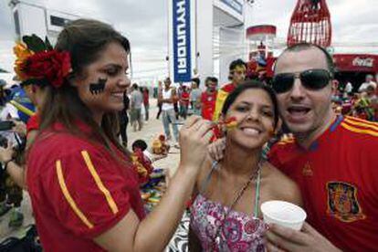 La elección de España para iniciar las actividades promocionales de 2013 reside en el hecho de que Brasil es uno de los "destinos turísticos preferidos" de los españoles. En la imagen un registro de turistas españoles en las playas de Copacabana en Río de Janeiro (Brasil). EFE/Archivo