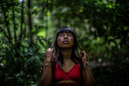 Heloisa se prepara para moverse mientras pone una cesta de frutas y semillas en su cabeza durante una expedición el pasado enero.