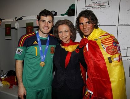 Doña Sofía, en el vestuario, con Iker Casillas y Rafael Nadal.