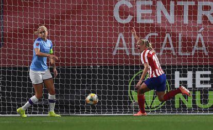 Duggan (d) celebra el 1-0, autogol de Houghton (i).