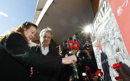 Pilar Manjón deposita flores en la estación Atocha, junto a Ricardo Martínez, de UGT.