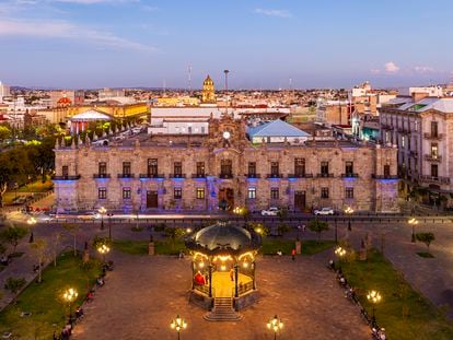 La Plaza de Armas en Guadalajara, Jalisco, Mexico.