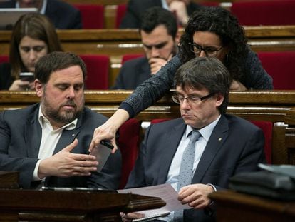 El vicepresidente Oriol Junqueras y el presidente de la Generalitat, Carles Puigdemont, en el Parlamento catal&aacute;n.