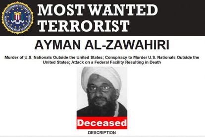 Cartel del FBI de Estados Unidos en el que figura la leyenda "fallecido" sobre la imagen de Ayman al Zawahiri, el líder de Al Qaeda, uno de los terroristas más buscados del mundo. 