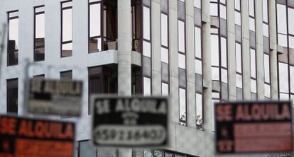 Carteles de alquiler ante un edificio de Madrid, en una imagen de archivo.