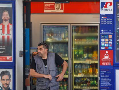 Un cliente, tras pagar combustible el jueves en una gasolinera de Bilbao.