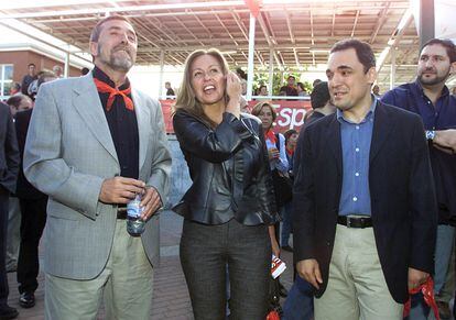 Los entonces candidatos a la presidencia de la Comunidad de Madrid, Rafael Simancas (derecha), y a la alcaldía de la ciudad, Trinidad Jiménez, junto al último alcalde socialista de la capital, Juan Barranco (izquierda), en la campaña de 2003. 