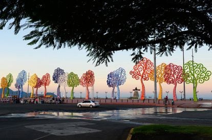 El paseo Xolotlán ofrece un recorrido por la vieja Managua. A la vera de esta alegre avenida multicolor se ubican la plaza de la Fe Juan Pablo II, el Teatro Nacional Rubén Darío, el monumento a Bolívar, la catedral o la Casa Presidencial. Es un lugar perfecto para llevar niños, ya que tiene juegos infantiles y se suelen realizar ferias periódicamente. También hay un avión. Y no es pequeño, es un Boeing 737.