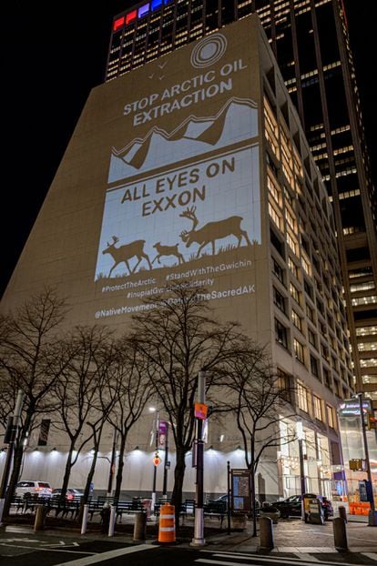Activistas de Rainforest Action Network y The Illuminator hacen una campaña contra Exxon.