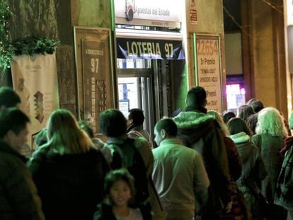 Colas para comprar loter&iacute;a en una administraci&oacute;n del centro de Barcelona durante la jornada de reflexi&oacute;n del 21D.