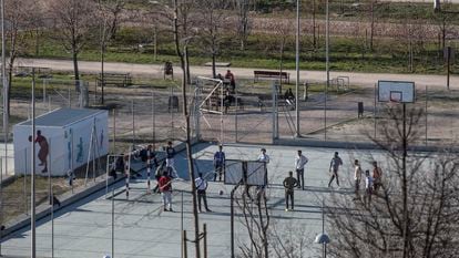 Un grupo de solicitantes de asilo juegan al fútbol en el Parque de La Gavia.