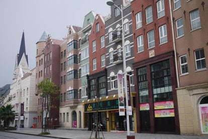 <b>¿Réplica u original?</b> <br>Réplica. Se trata de Shanghai Holland Village, un distrito al norte de la ciudad china. La zona, que copia la arquitectura característica de Ámsterdam, cuenta hasta con un tradicional molino holandés.