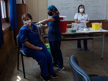 Una profesora recibe la vacuna contra la covid-19 el 15 de febrero en Santiago de Chile.