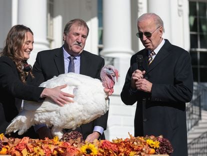 El presidente Joe Biden en la ceremonia de indulto del pavo Chocolate en la Casa Blanca