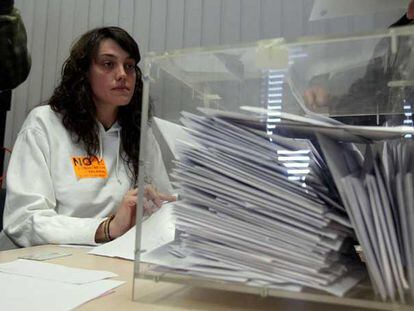 Una empleada de Seat contraria a la congelación de salarios que fue votada el pasado mes de marzo.