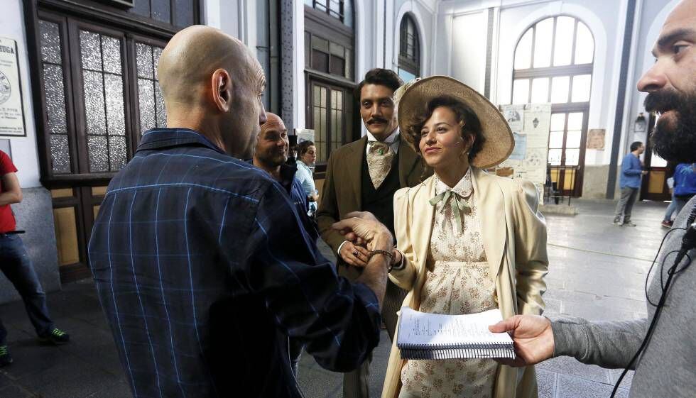 Irene Escolar y Daniel Holguín reciben indicaciones de Joaquín Llamas, director de 'Princesa Paca'.