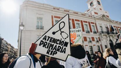 Una persona protesta durante la concentración de médicos y pediatras de atención primaria y hospitalaria frente a la sede del Gobierno regional el 8 de febrero de 2023.