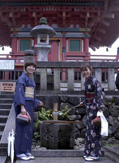 Miyuki y Ashima, vestidas con el tradicional kimono japonés en un templo de Kioto