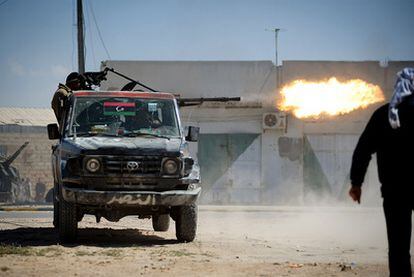 Rebledes libio disparan con un potente armamento desde un coche contra las fuerzas leales de Gadafi.