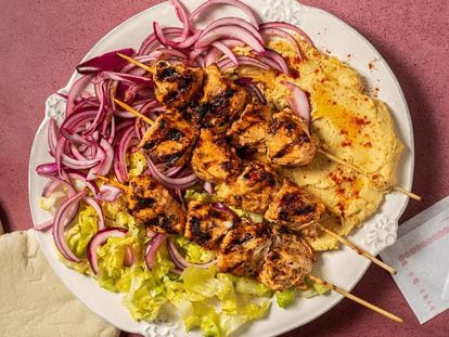 Brochetas de pollo con hummus y ensalada