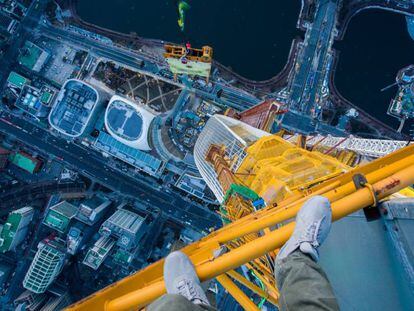 Uno de los escaladores, tras trepar la torre de 555 metros.