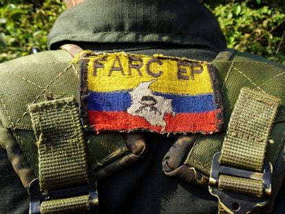 Un guerrillero porta la bandera de las FARC en su uniforme en un puesto de control, en Llanos del Yari, Colombia, el 12 de abril.