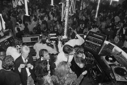 Calvin Klein,Brooke Shields, Steve Rubell y Warhol, en la cabina del dj durante una fiesta ofrecida por el diseñador en 1979.