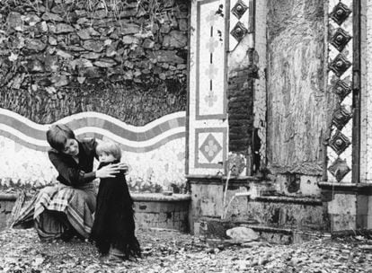 Montserrat Roig, con su hijo Roger, en el antiguo Casino de Barcelona, en una sesión realizada para su primera novela, 'Ramona, adéu', en 1970.