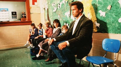 Hasta el duro de Arnold lloraría al dejar a su retoño en la escuela infantil.