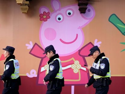 Policías frente a un cartel de Peppa Pig en Shanghái, el 25 de enero de 2019.