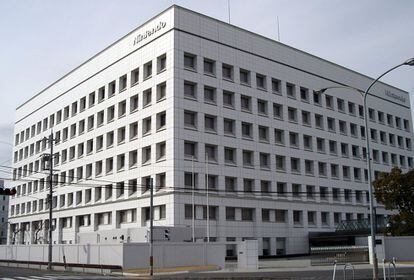 <p> Las oficinas de Nintendo en Kyoto escapan bruscamente a lo que podríamos imaginar que sería la sede de la mayor empresa de videojuegos del mundo, por dentro y por fuera. Parece anclada en el pasado, algo de lo que se acusa recurrentemente a la propia compañía japonesa, con más de 100 años de historia. </p> <br> </br> <br> </br> <p> Pero en este edificio trabaja Shigeru Miyamoto, uno de los creadores más importantes de la industria. Aquí nació Zelda, Super Mario, la Wii y la última Nintendo Switch, una consola modular que solo podría ser ocurrencia de esta factoría, la más original (aunque no la más exitosa) generación tras generación. </p>