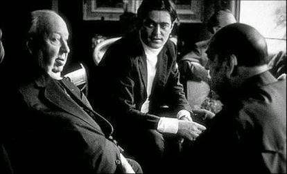 Alfred Hitchcock y Luis Buñuel (a la derecha, de perfil).