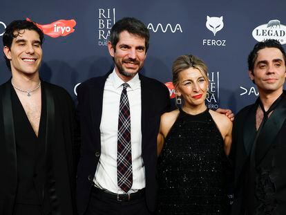 Desde la izquierda, Javier Calvo, Ernest Urtasum, Yolanda Díaz y Javier Ambrossi, en los Premios Feroz, celebrados en el Palacio de Vistalegre Arena en Madrid.