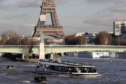 Los líderes mundiales son transportados en barco por el río Sena pasando la torre Eiffel para llegar a la cumbre de One Planet celebrada en Ile Seguin, una isla en el río Sena al suroeste de París.