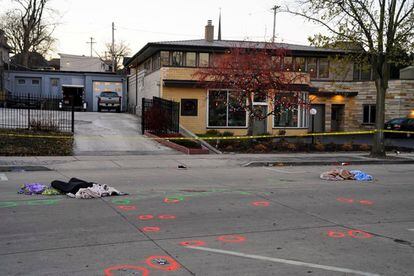 Vista de las pruebas, en la escena del crimen, rodeadas con pintura en aerosol, después de que un coche arrollase un desfile navideño en Waukesha, Wisconsin, EE. UU.