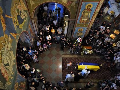 Funeral en Kiev por Victoria Amelina, escritora de 37 años que murió tras el ataque ruso contra un restaurante de Kramatorsk.