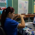 La maestra Luz Marina Giménez da una clase virtual a sus alumnos en Asunción, Paraguay, el 24 de marzo de 2021.