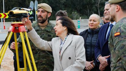 La ministra de Defensa, Margarita Robles, este jueves, durante una visita de la instalación de los ingenieros del Ejército de Tierra del puente Bailey, en Aldea del Fresno (Madrid).