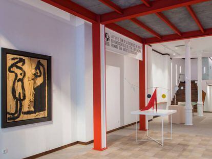 En primer plano 'Painting', de Joan Miró, en la exposición que recrea el ambiente del Pabellón Español de 1937.