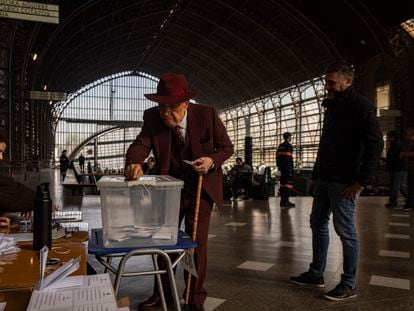 Un hombre mayor vota durante las elecciones para el Consejo Constitucional, en la ciudad de Santiago, en mayo de 2023.
