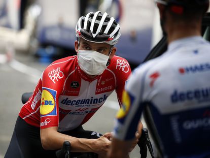 Kasper Asgreen, del Deceuninck Quick-Step, con mascarilla antes de una sesión de entrenamiento previa al Tour en Niza.