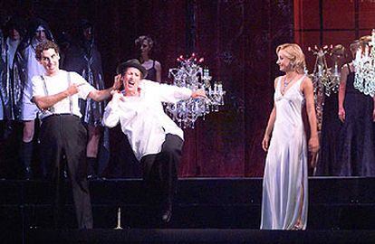 Los cantantes Juan Diego Flórez, Marie-Ange Todorowitch y Stefania Bonfadelli, durante su actuación en la ópera <i>Le comte Ory.</i>