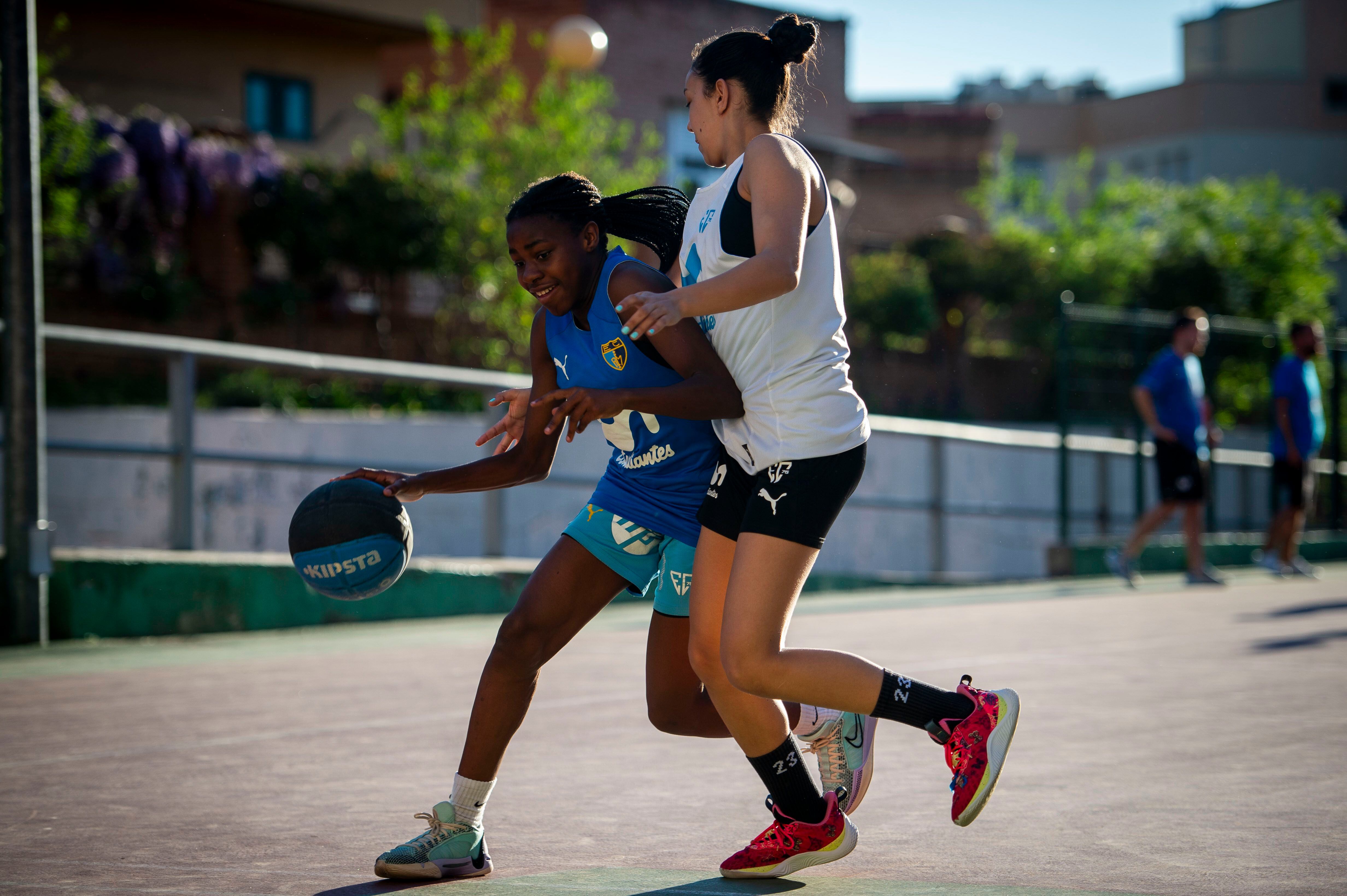 Ntutumu comenzó practicando atletismo. Su talento para el básquet le abrió las puertas a una beca. “Mis padres están muy orgullosos de mi rendimiento académico y deportivo”.