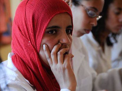Una adolescente marroquí asiste a clase en un centro educativo. 