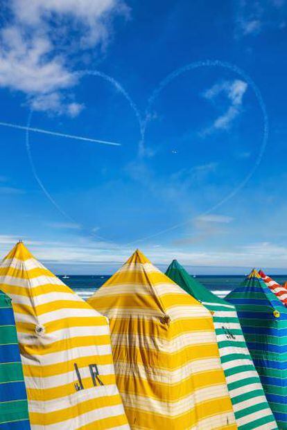 Un corazón en el aire durante el festival aéreo celebrado el 23 de julio en la playa de San Lorenzo de Gijón.