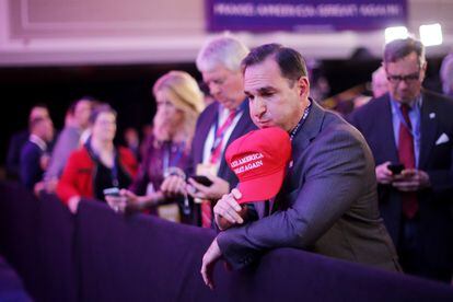 Un seguidor del candidato republicano escucha los primeros resultados en el hotel Hilton Midtown de Nueva York.